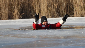 Zdjęcia policjantów z ćwiczeń na zamarzniętym zbiorniku wodnym wraz ze strażą pożarną, Wodnym Ochotniczym Pogotowiem Ratunkowym oraz Strażą Miejska