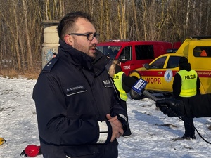 Zdjęcia policjantów z ćwiczeń na zamarzniętym zbiorniku wodnym wraz ze strażą pożarną, Wodnym Ochotniczym Pogotowiem Ratunkowym oraz Strażą Miejska