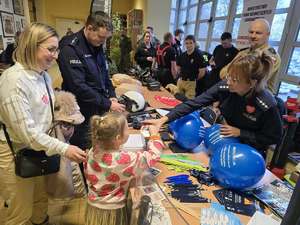 Zdjęcia policjantów oraz innych służb mundurowych podczas finału Wielkiej Orkiestry Świątecznej Pomocy.