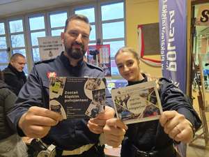 Zdjęcia policjantów oraz innych służb mundurowych podczas finału Wielkiej Orkiestry Świątecznej Pomocy.