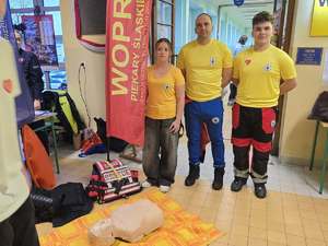 Zdjęcia policjantów oraz innych służb mundurowych podczas finału Wielkiej Orkiestry Świątecznej Pomocy.