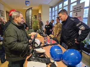Zdjęcia policjantów oraz innych służb mundurowych podczas finału Wielkiej Orkiestry Świątecznej Pomocy.