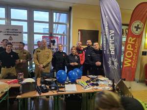 Zdjęcia policjantów oraz innych służb mundurowych podczas finału Wielkiej Orkiestry Świątecznej Pomocy.