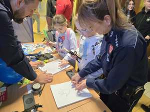 Zdjęcia policjantów oraz innych służb mundurowych podczas finału Wielkiej Orkiestry Świątecznej Pomocy.