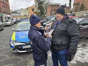 Zdjęcia policjantów oraz innych służb mundurowych podczas finału Wielkiej Orkiestry Świątecznej Pomocy.