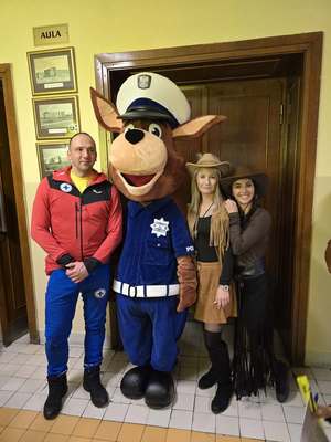 Zdjęcia policjantów oraz innych służb mundurowych podczas finału Wielkiej Orkiestry Świątecznej Pomocy.