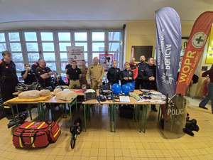 Zdjęcia policjantów oraz innych służb mundurowych podczas finału Wielkiej Orkiestry Świątecznej Pomocy.