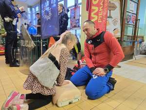 Zdjęcia policjantów oraz innych służb mundurowych podczas finału Wielkiej Orkiestry Świątecznej Pomocy.