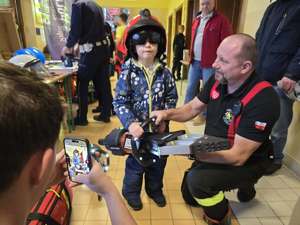 Zdjęcia policjantów oraz innych służb mundurowych podczas finału Wielkiej Orkiestry Świątecznej Pomocy.