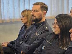 Zdjęcia policjantów oraz zaproszonych gości podczas odprawy rocznej w świetlicy piekarskiej Policji