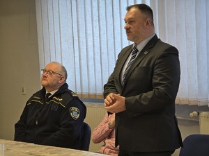 Zdjęcia policjantów oraz zaproszonych gości podczas odprawy rocznej w świetlicy piekarskiej Policji