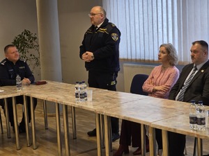 Zdjęcia policjantów oraz zaproszonych gości podczas odprawy rocznej w świetlicy piekarskiej Policji