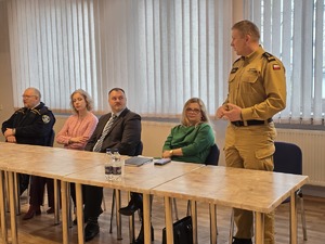 Zdjęcia policjantów oraz zaproszonych gości podczas odprawy rocznej w świetlicy piekarskiej Policji