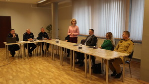 Zdjęcia policjantów oraz zaproszonych gości podczas odprawy rocznej w świetlicy piekarskiej Policji