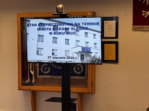 Zdjęcia policjantów oraz zaproszonych gości podczas odprawy rocznej w świetlicy piekarskiej Policji