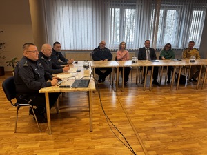 Zdjęcia policjantów oraz zaproszonych gości podczas odprawy rocznej w świetlicy piekarskiej Policji