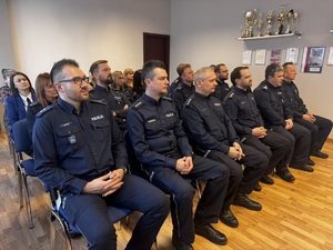 Zdjęcia policjantów oraz zaproszonych gości podczas odprawy rocznej w świetlicy piekarskiej Policji