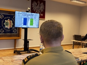 Zdjęcia policjantów oraz zaproszonych gości podczas odprawy rocznej w świetlicy piekarskiej Policji