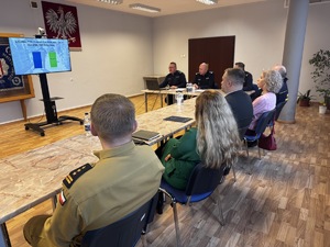 Zdjęcie Komendantów oraz zaproszonych gości podczas odprawy rocznej