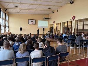 Zdjęcie policjantki podczas spotkania z uczniami w szkole