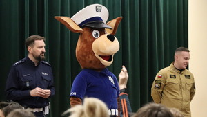 Zdjęcie policjantów oraz przedstawicieli innych służb mundurowych podczas spotkania z dziećmi w szkole