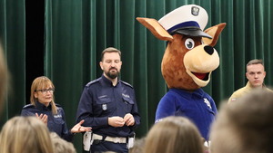 Zdjęcie policjantów oraz przedstawicieli innych służb mundurowych podczas spotkania z dziećmi w szkole