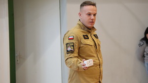 Zdjęcie policjantów oraz przedstawicieli innych służb mundurowych podczas spotkania z dziećmi w szkole