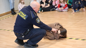Zdjęcie policjantów oraz przedstawicieli innych służb mundurowych podczas spotkania z dziećmi w szkole