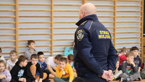 Zdjęcie policjantów oraz przedstawicieli innych służb mundurowych podczas spotkania z dziećmi w szkole