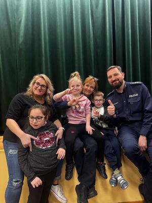 Zdjęcie policjantów oraz przedstawicieli innych służb mundurowych podczas spotkania z dziećmi w szkole