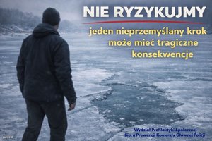 Grafika przedstawia mężczyznę stojącego na lodzie na zbiorniku wodnym