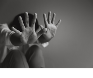 Zdjęcie kobiety z wyciągniętymi rękami