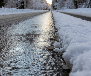 Zdjęcie drogi pokrytej lodem