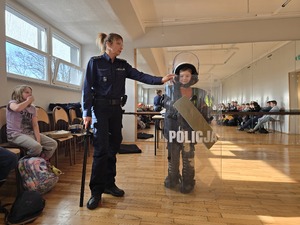 Zdjęcie policjantów podczas spotkania z dziećmi
