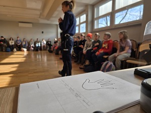 Zdjęcie policjantów podczas spotkania z dziećmi