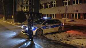 Zdjęcie policjantów przy radiowozie