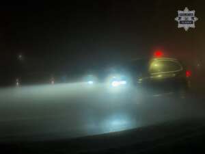 Zdjęcie samochodu we mgle