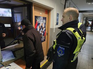 Zdjęcie policjantów oraz zatrzymanego kierującego