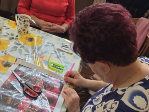 Zdjęcie policjantów oraz seniorów podczas spotkania w klubie seniora