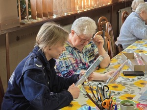 Zdjęcie policjantów oraz seniorów podczas spotkania w klubie seniora