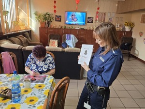 Zdjęcie policjantów oraz seniorów podczas spotkania w klubie seniora