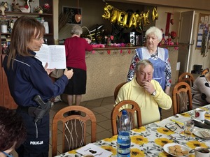 Zdjęcie policjantów oraz seniorów podczas spotkania w klubie seniora