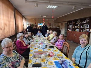Zdjęcie policjantów oraz seniorów podczas spotkania w klubie seniora