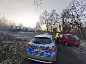 Zdjęcie policjanta przy samochodzie podczas kontroli trzeźwości