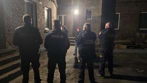 Zdjęcie policjantów, strażników miejskich oraz pracowników socjalnych podczas sprawdzania miejsc przebywania osób w kryzysie bezdomności