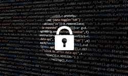 Grafika przedstawia kłódkę na tle kombinacji cyfr i liczb