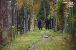 Zdjęcie policjantów podczas patrolu ogródków działkowych