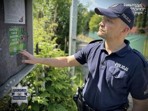 Policjant przy tablicy ogłoszeń