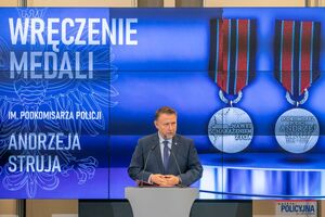 Policjanci podczas uroczystości wręczenia medali