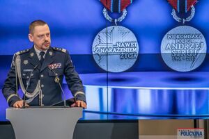 Policjanci podczas uroczystości wręczenia medali